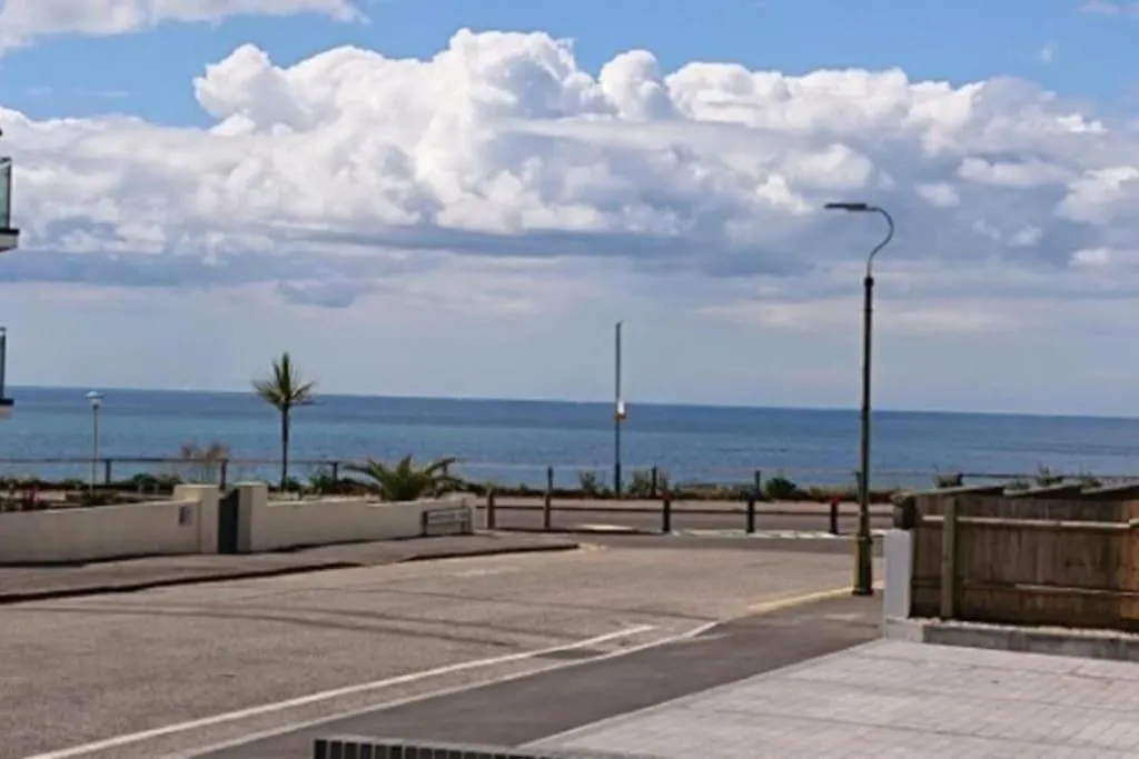 BOURNECOAST: MODERN FLAT WITH SEA VIEWS - FM6194 Apartment Bournemouth